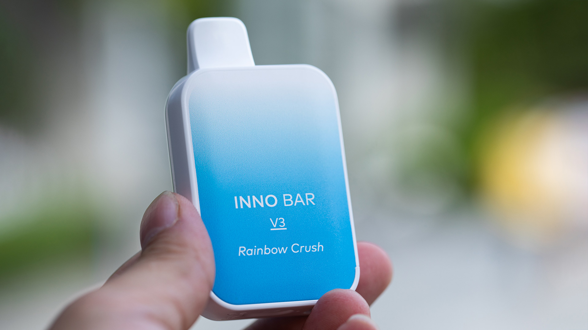Hand holding a rechargeable disposable vape, showcasing the benefits of rechargeable vapes.