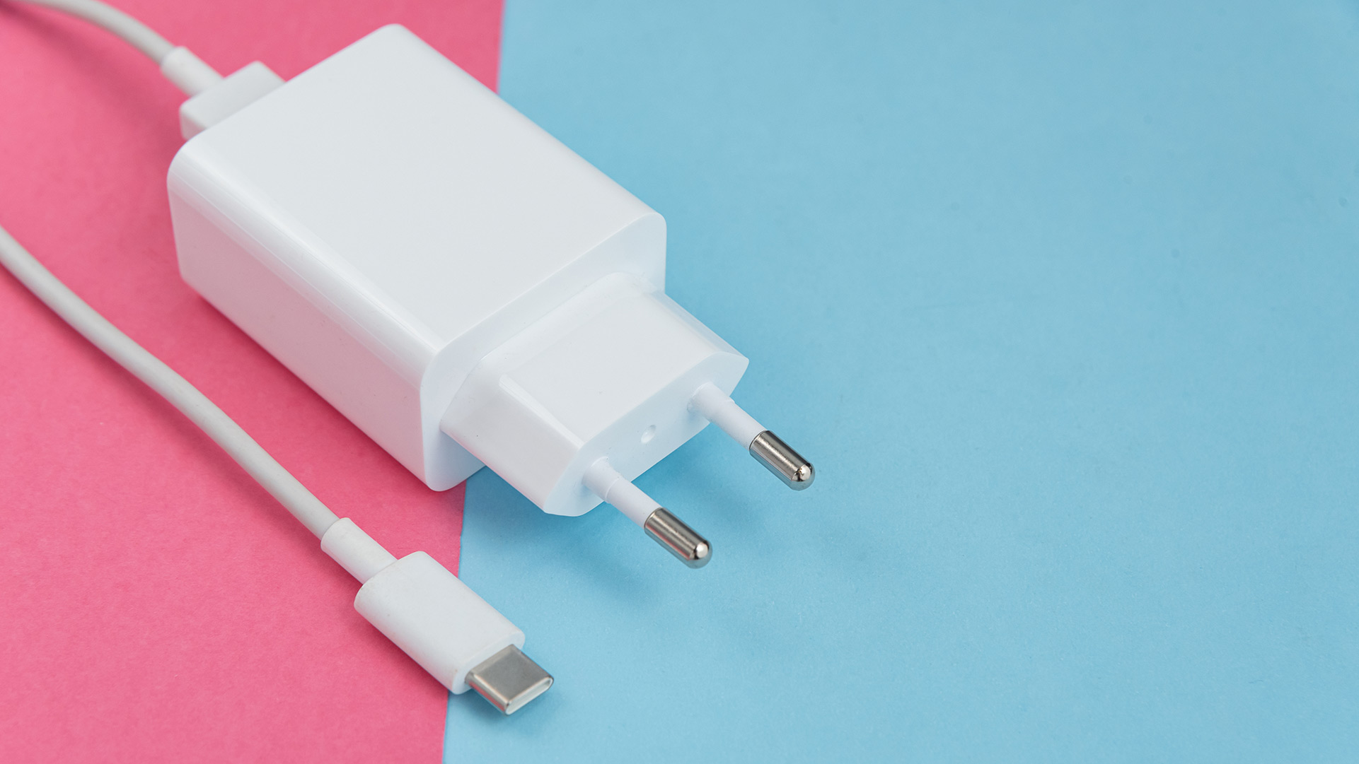 External charger and USB Type-C cable for vape pens.